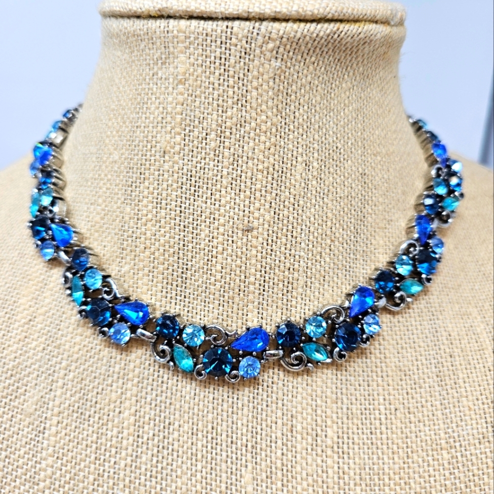 Lisner mid century blue stone necklace